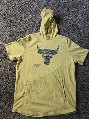 Under Armour Men's Short-Sleeve Yellow Hoodie with Bull Graphic